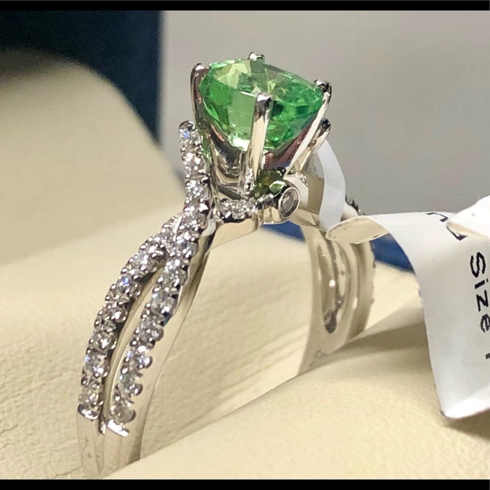 1.11 ct Tsavorite Garnet. .26 dia, 14kt White gold sz7